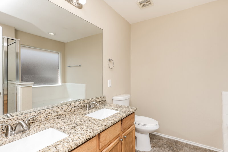 2,680/Mo, 603 Cozumel St Grand Prairie, TX 75051 Main Bathroom View