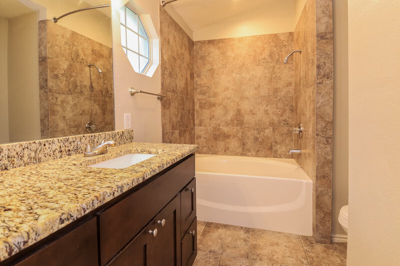 2,310/Mo, 4349 Presto Circle Grand Prairie, TX 75052 Main Bathroom View