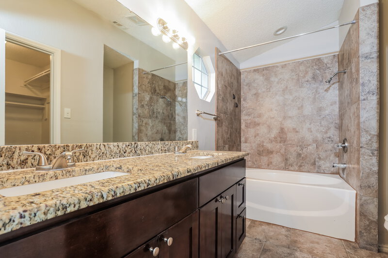 2,225/Mo, 4349 Presto Circle Grand Prairie, TX 75052 Main Bathroom View