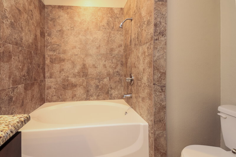 2,310/Mo, 4349 Presto Circle Grand Prairie, TX 75052 Main Bathroom View 2
