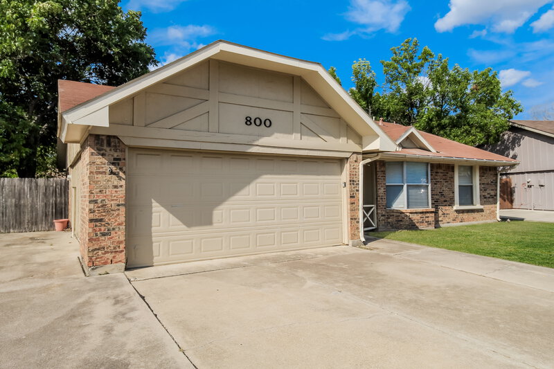 2,345/Mo, 800 Lake Isle Circle Irving, TX 75060 Front View 2