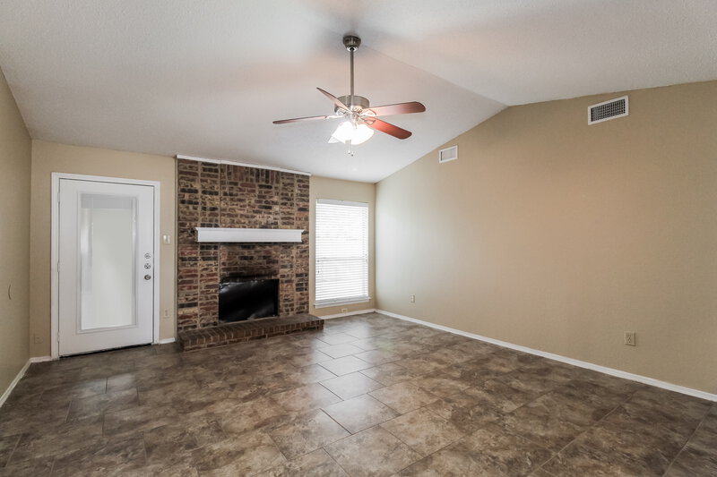 2,345/Mo, 800 Lake Isle Circle Irving, TX 75060 Living Room View