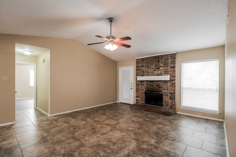2,345/Mo, 800 Lake Isle Circle Irving, TX 75060 Living Room View 2