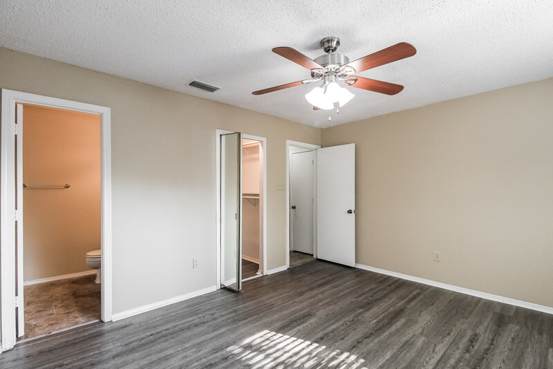 2,345/Mo, 800 Lake Isle Circle Irving, TX 75060 Main Bedroom View 2