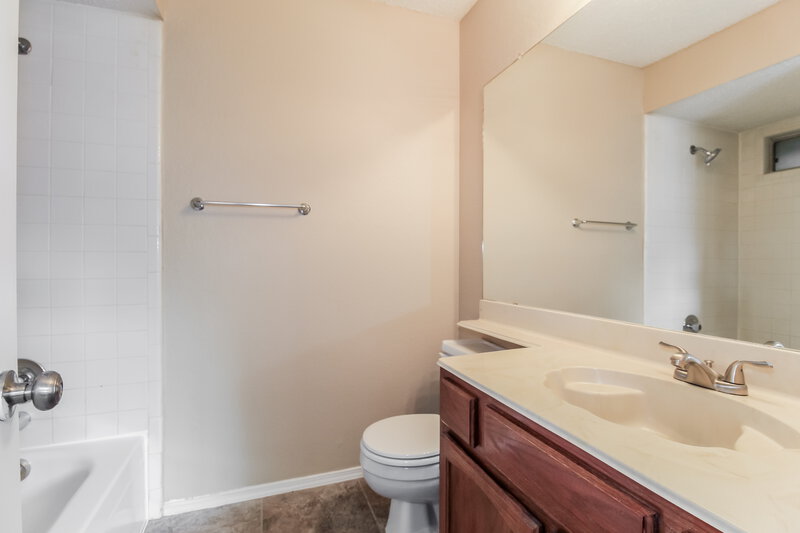 2,345/Mo, 800 Lake Isle Circle Irving, TX 75060 Main Bathroom View