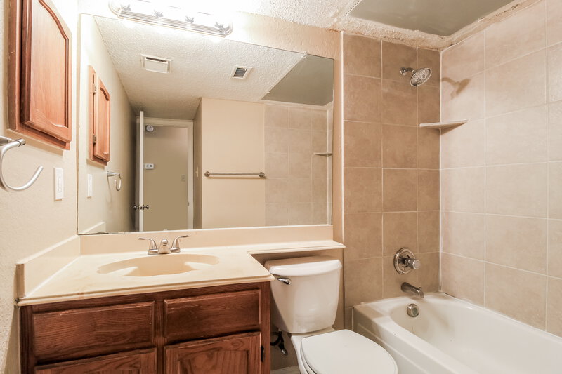 2,345/Mo, 800 Lake Isle Circle Irving, TX 75060 Bathroom View