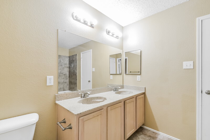 2,370/Mo, 728 Lovern St Cedar Hill, TX 75104 Main Bathroom View 2