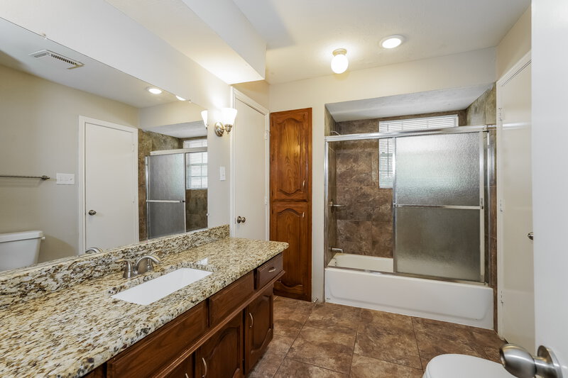 2,190/Mo, 1112 Townsend Ln DeSoto, TX 75115 Bathroom View