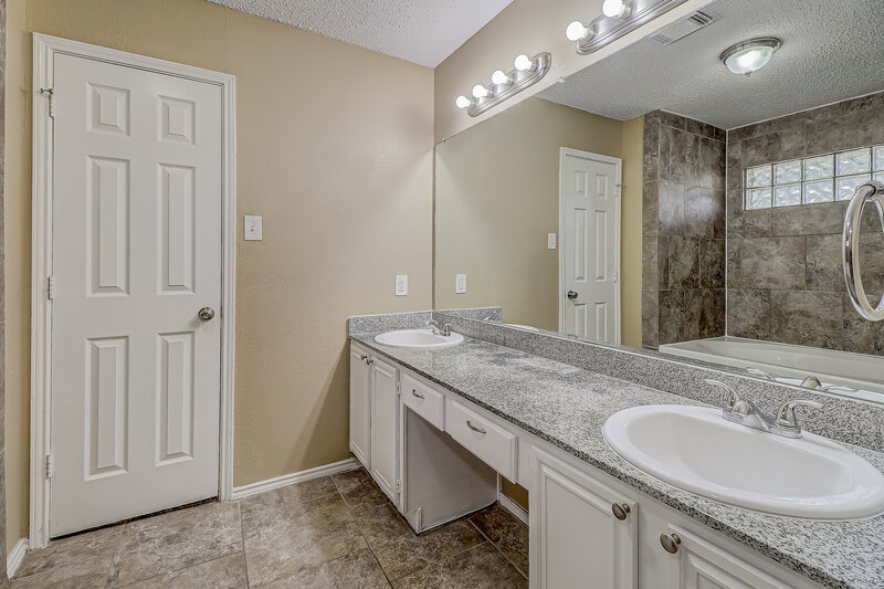 2,185/Mo, 722 Austin Dr DeSoto, TX 75115 Main Bathroom View
