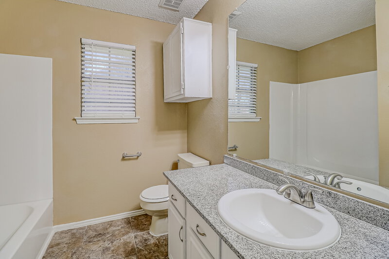 2,185/Mo, 722 Austin Dr DeSoto, TX 75115 Bathroom View