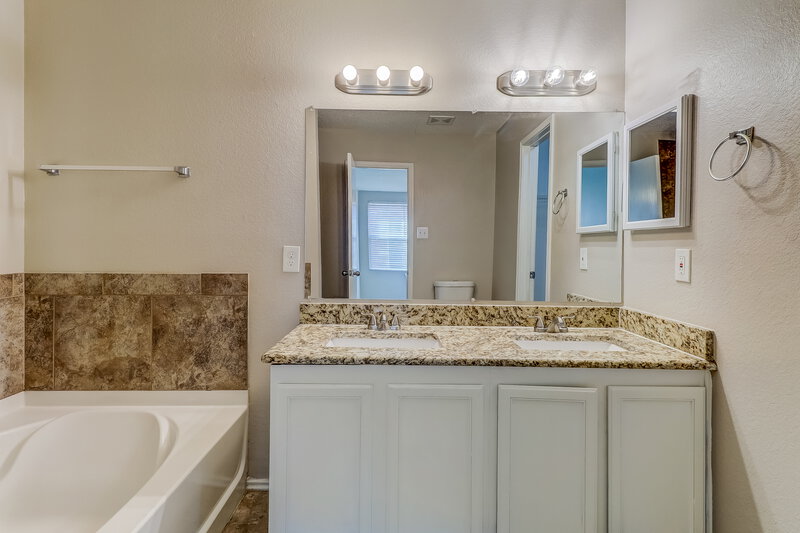 2,195/Mo, 1237 Candler Dr Lancaster, TX 75134 Main Bathroom View