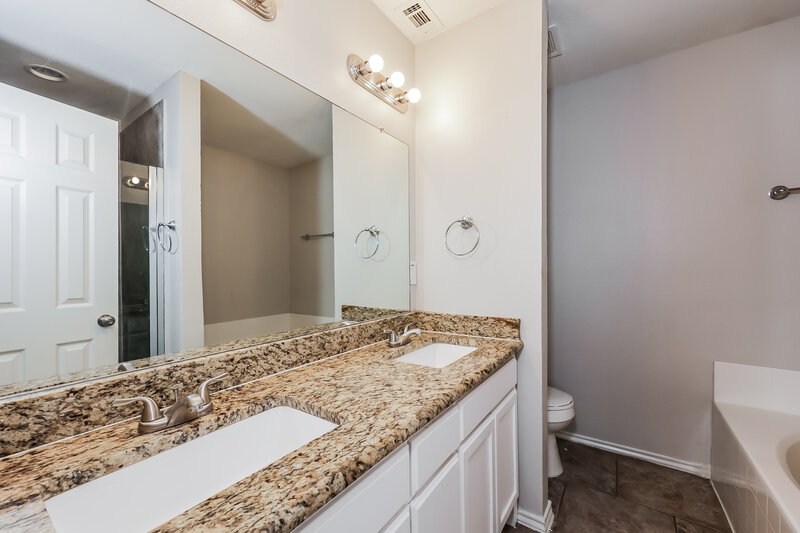 2,250/Mo, 2805 St Croix Ave Lancaster, TX 75146 Main Bathroom View