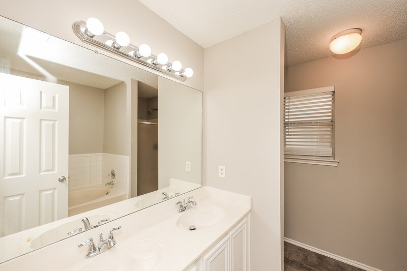 1,885/Mo, 1357 Meadow Creek Dr Lancaster, TX 75146 Main Bathroom View