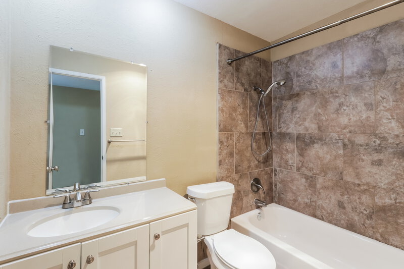 2,340/Mo, 3809 Hunters Trail Mesquite, TX 75150 Main Bathroom View 2