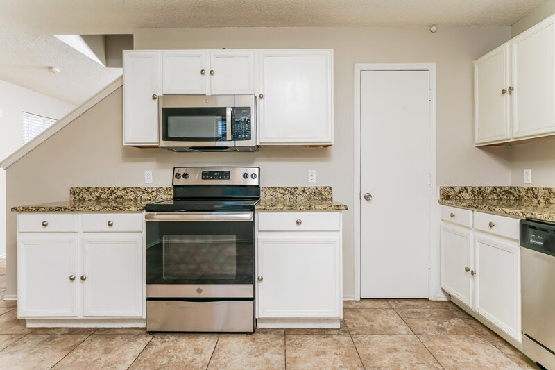 2,000/Mo, 1724 Red Cloud Dr Dallas, TX 75217 Kitchen View