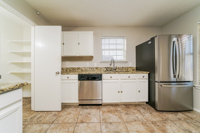 2,000/Mo, 1724 Red Cloud Dr Dallas, TX 75217 Kitchen View 2