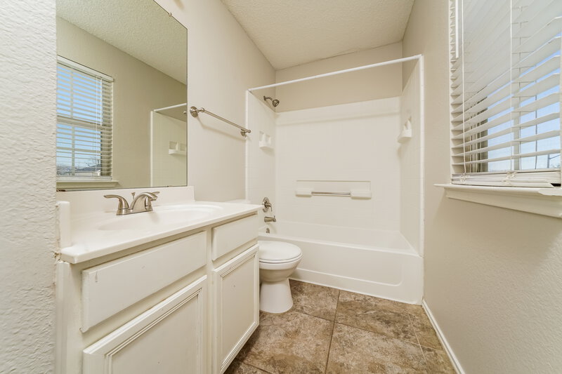 2,000/Mo, 1724 Red Cloud Dr Dallas, TX 75217 Main Bathroom View