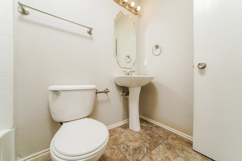 2,000/Mo, 1724 Red Cloud Dr Dallas, TX 75217 Powder Room View