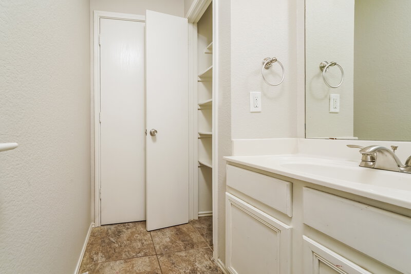 2,000/Mo, 1724 Red Cloud Dr Dallas, TX 75217 Bathroom View