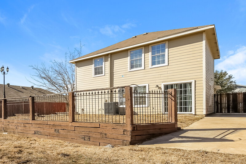 2,000/Mo, 1724 Red Cloud Dr Dallas, TX 75217 Rear View 2