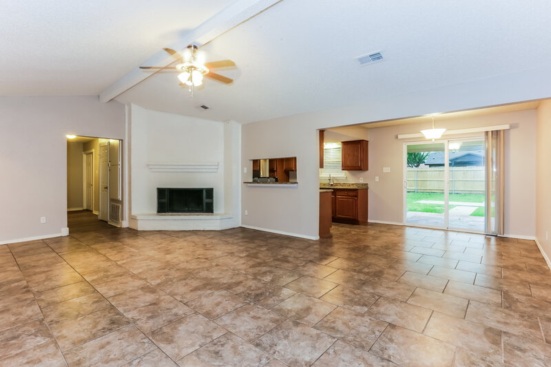 2,070/Mo, 230 Lemon Dr Arlington, TX 76018 Living Room View 2