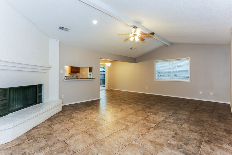 2,070/Mo, 230 Lemon Dr Arlington, TX 76018 Living Room View 3