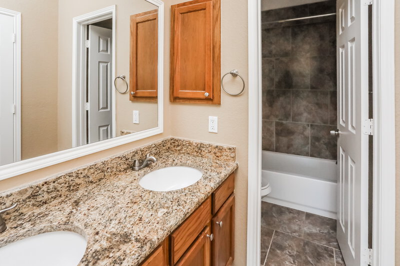 2,095/Mo, 5402 Boxelder Dr Arlington, TX 76018 Main Bathroom View