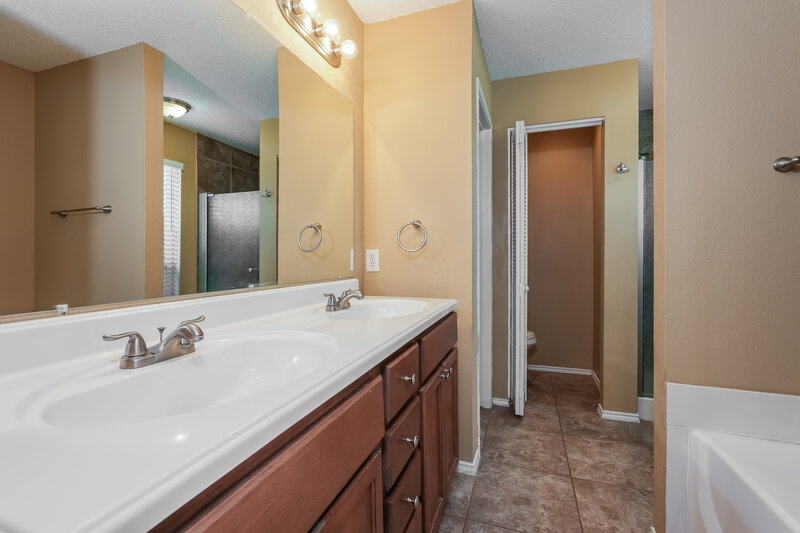 1,935/Mo, 1308 Dawnridge Ct Burleson, TX 76028 Main Bathroom View