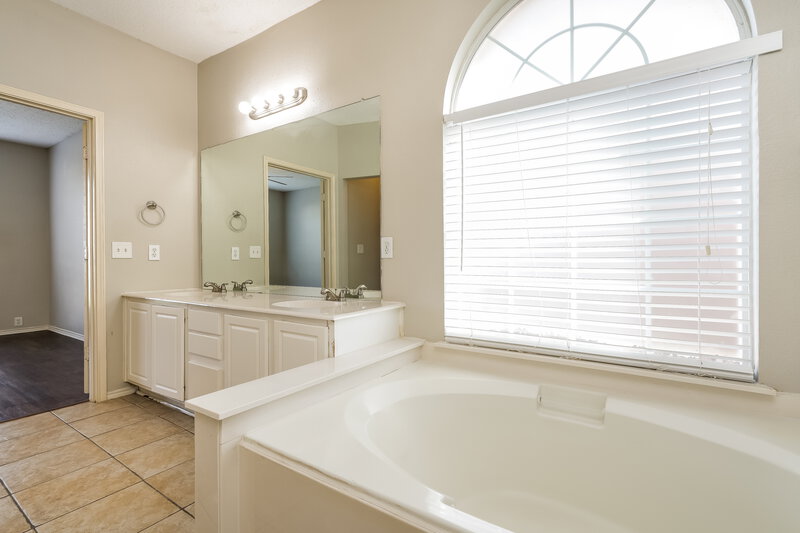 2,710/Mo, 3000 Vicksburg Ln Fort Worth, TX 76123 Main Bathroom View 2