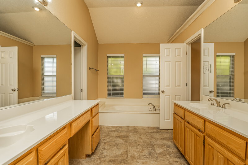 3,180/Mo, 4045 Brookway Dr Fort Worth, TX 76123 Main Bathroom View