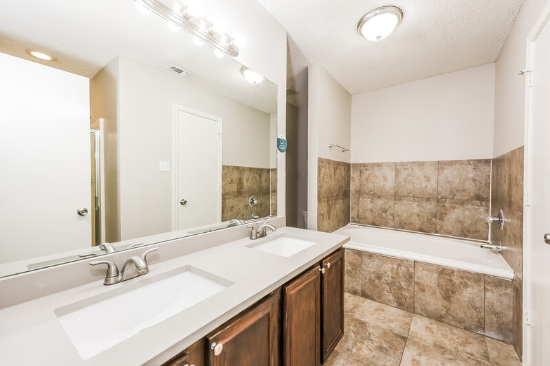 2,580/Mo, 6977 Avington Way Fort Worth, TX 76133 Main Bathroom View