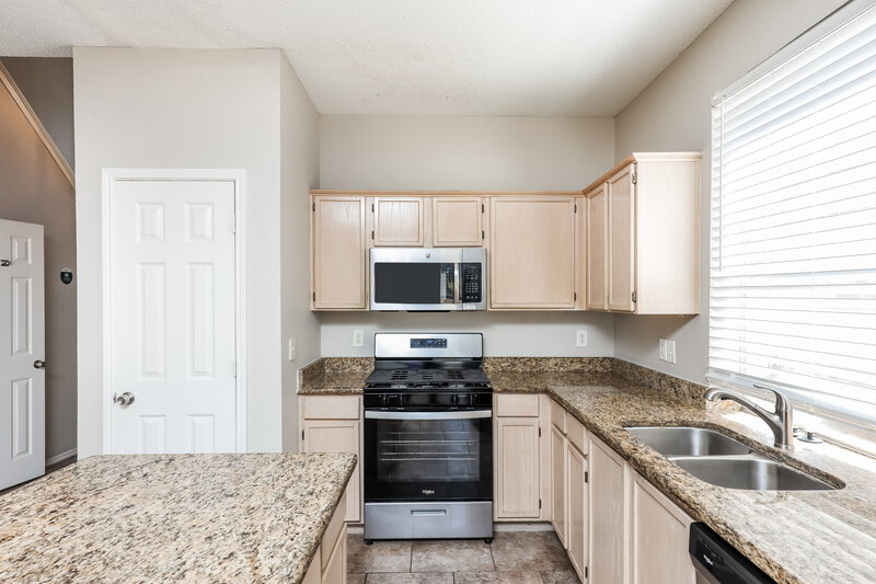 2,345/Mo, 5416 Kingsknowe Pkwy Fort Worth, TX 76135 Kitchen View 2