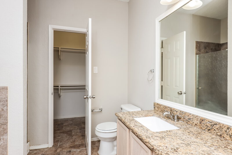 2,345/Mo, 5416 Kingsknowe Pkwy Fort Worth, TX 76135 Main Bathroom View