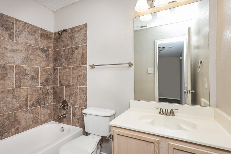 2,345/Mo, 5416 Kingsknowe Pkwy Fort Worth, TX 76135 Bathroom View