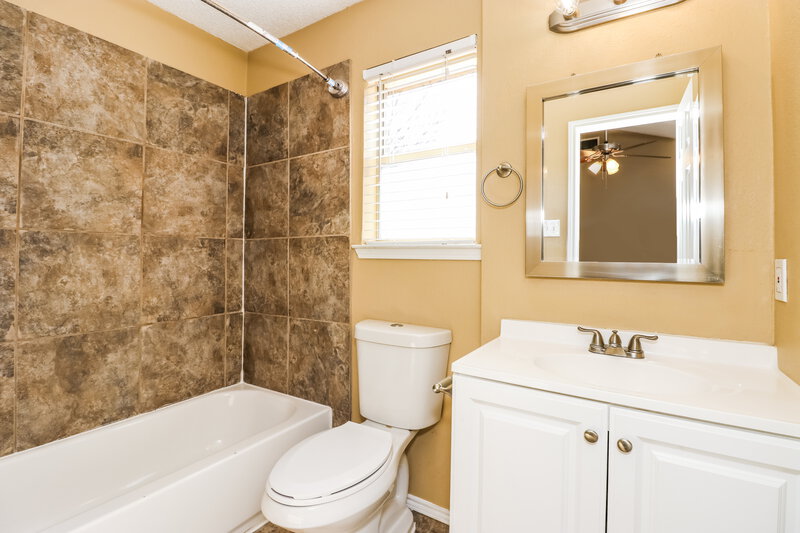 1,845/Mo, 4905 Dax Dr Fort Worth, TX 76135 Main Bathroom View