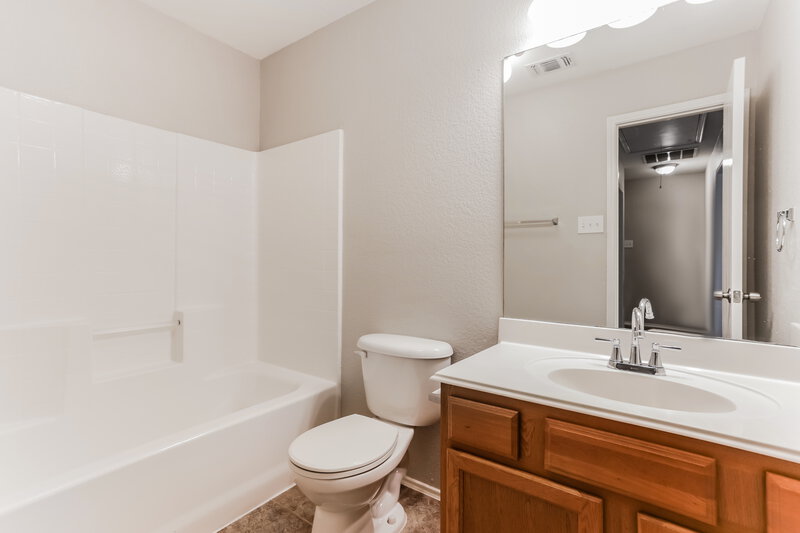 1,710/Mo, 10616 Many Oaks Dr Fort Worth, TX 76140 Bathroom View