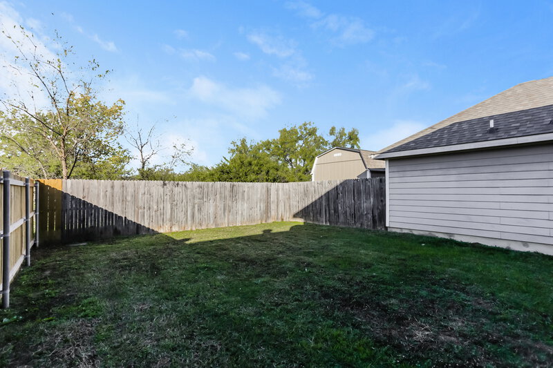 1,710/Mo, 10616 Many Oaks Dr Fort Worth, TX 76140 Rear View