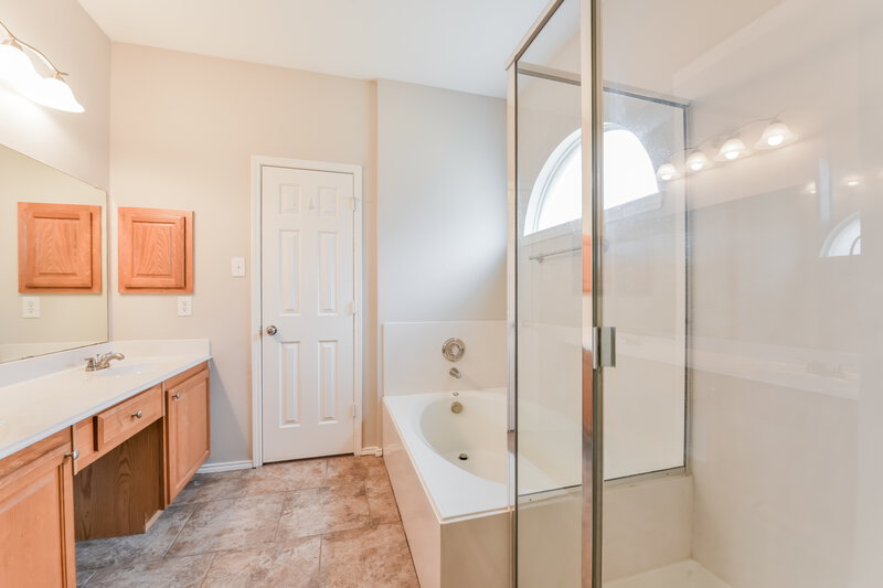 2,950/Mo, 9029 Saratoga Rd fort worth, TX 76244 Main Bathroom View