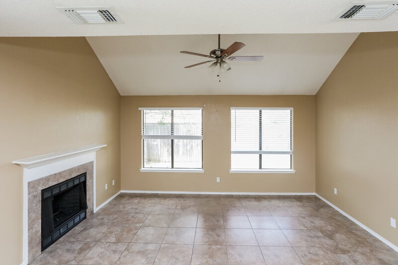 2,100/Mo, 935 Gaynor Ave Duncanville, TX 75137 Living Room View