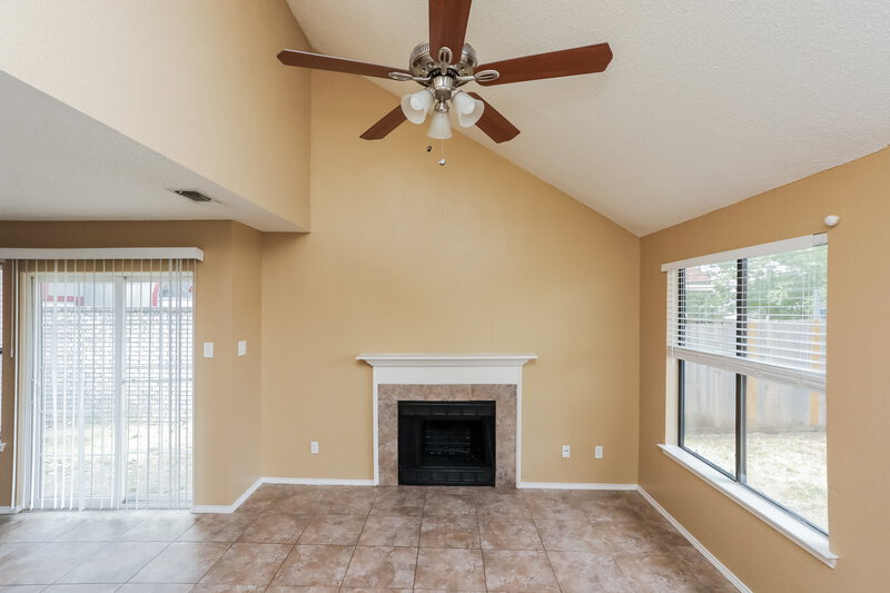 2,100/Mo, 935 Gaynor Ave Duncanville, TX 75137 Living Room View 2
