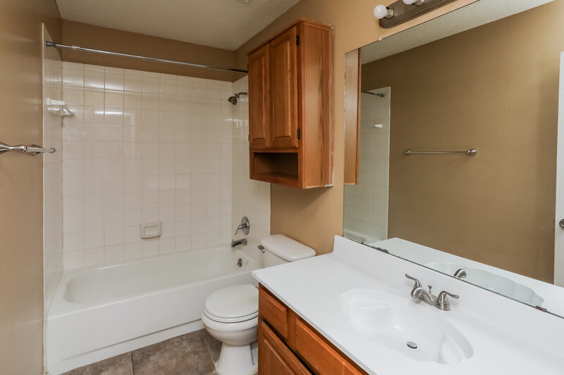 2,100/Mo, 935 Gaynor Ave Duncanville, TX 75137 Main Bathroom View