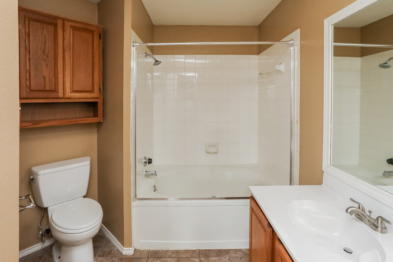 2,100/Mo, 935 Gaynor Ave Duncanville, TX 75137 Bathroom View