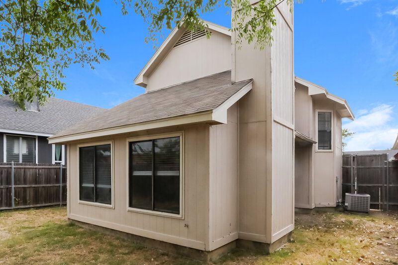 2,100/Mo, 935 Gaynor Ave Duncanville, TX 75137 Rear View