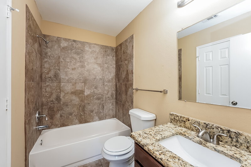 1,860/Mo, 9731 Checota Dr Dallas, TX 75217 Main Bathroom View