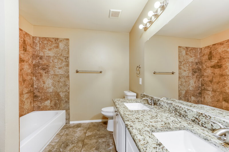 2,110/Mo, 9728 Calle del Oro Ln Dallas, TX 75217 Main Bathroom View
