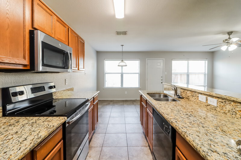 1,815/Mo, 10628 Wild Oak Dr Fort Worth, TX 76140 Kitchen View