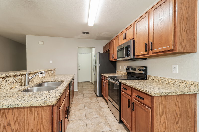 1,740/Mo, 10628 Wild Oak Dr Fort Worth, TX 76140 Kitchen View