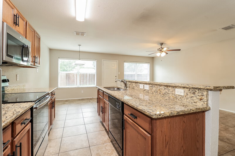 1,740/Mo, 10628 Wild Oak Dr Fort Worth, TX 76140 Kitchen View 2