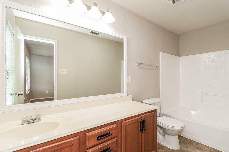 1,740/Mo, 10628 Wild Oak Dr Fort Worth, TX 76140 Main Bathroom View