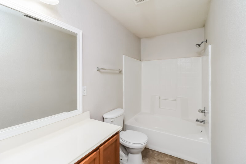 1,815/Mo, 10628 Wild Oak Dr Fort Worth, TX 76140 Main Bathroom View